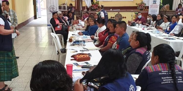 Socializan proceso de emisión y uso de carné de comadronas