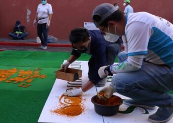 Voluntarios participan en elaboración de la alfombra más grande de Guatemala 2022.