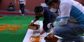 Voluntarios participan en elaboración de la alfombra más grande de Guatemala 2022.