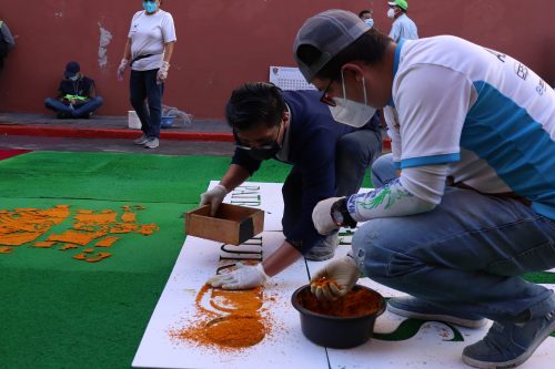 Voluntarios participan en elaboración de la alfombra más grande de Guatemala 2022.