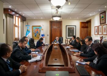 Ejecutivo da seguimiento a proyectos a cargo del Ministerio de Economía