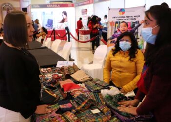 Destacan liderazgo de mujeres en generación de negocios en los departamentos