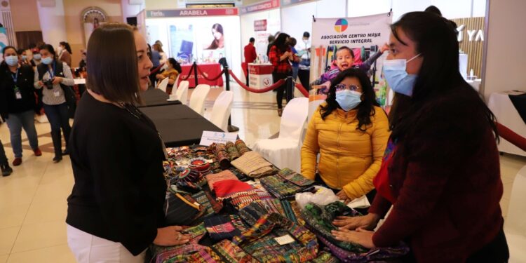 Destacan liderazgo de mujeres en generación de negocios en los departamentos