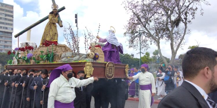 Nazareno y Virgen de Dolores recorren el Centro Histórico