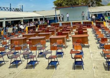 Entregan mobiliario a escuelas jalapanecas