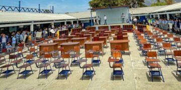 Entregan mobiliario a escuelas jalapanecas