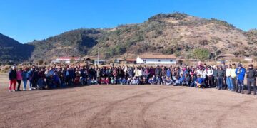 Jóvenes huehuetecos participan en caminata y jornada de limpieza