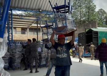 Totonicapán recibe más mobiliario escolar