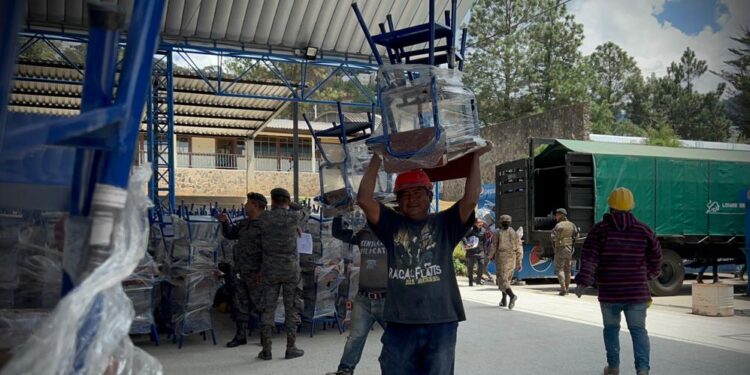 Totonicapán recibe más mobiliario escolar