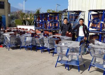 Más de tres mil escritorios fueron distribuidos en escuelas marquenses