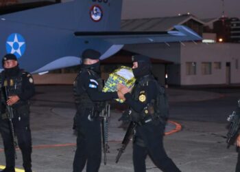 Antinarcóticos coordinaron acciones para el arribo de droga incautada en Petén. /Foto: PNC