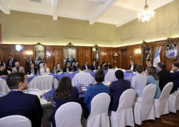 Jefe de Gobierno comparte experiencias de liderazgo con jóvenes del Millennium Leadership Program