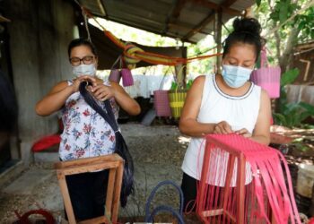 Mujeres se benefician de programas con el apoyo de China (Taiwán). /Foto: SOSEP