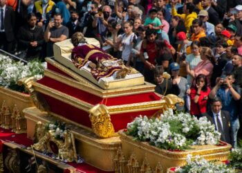 C.I Jesús Sepultado, Cristo del Amor a su paso por la Plaza Central. /Foto: Álvaro Interiano