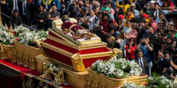 C.I Jesús Sepultado, Cristo del Amor a su paso por la Plaza Central. /Foto: Álvaro Interiano