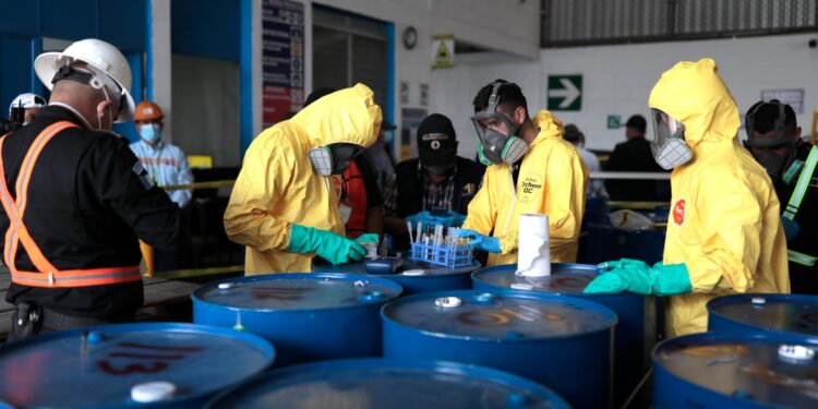 Suman 480 toneles con químicos hallados en buque turco