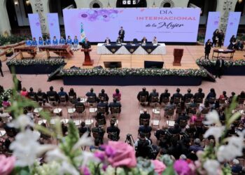 Autoridades participaron en el acto de conmemoración del día internacional de las mujeres. /Foto: Carlos Jacinto, Gilber García, Álvaro Interiano, Noé Pérez.
