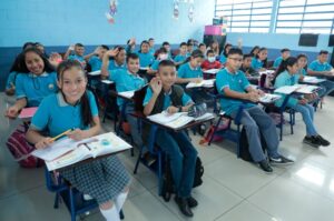 Escuelas de Villa Nueva reciben escritorios para mejorar condiciones de aprendizaje
