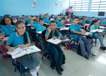 Escuelas de Villa Nueva reciben escritorios para mejorar condiciones de aprendizaje