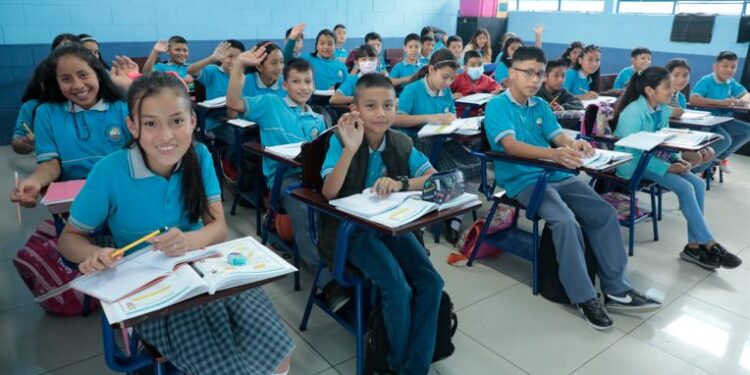 Escuelas de Villa Nueva reciben escritorios para mejorar condiciones de aprendizaje