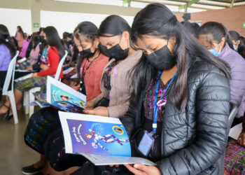 Revista presenta la historia de mujeres en el campo de la ciencia. /Foto: Senacyt
