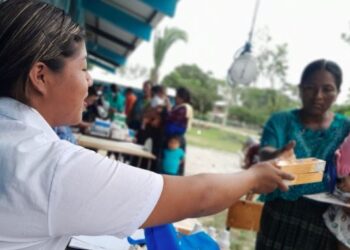 Madres de familia asistieron junto a sus hijos a las jornadas de atención integral. /Foto: MSPAS