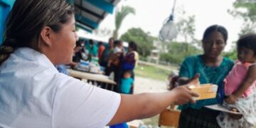 Madres de familia asistieron junto a sus hijos a las jornadas de atención integral. /Foto: MSPAS