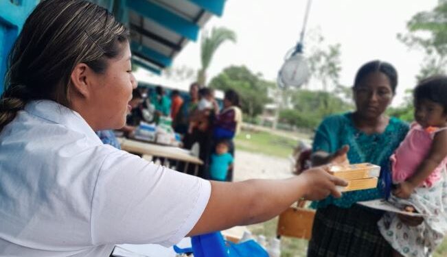 Madres de familia asistieron junto a sus hijos a las jornadas de atención integral. /Foto: MSPAS