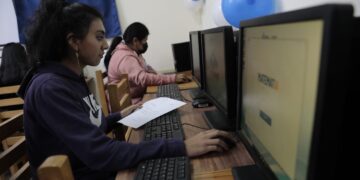 Estudiantes del INEB Mixto Nocturno Lic. Clemente Marroquín Rojas en el laboratorio de computación. /Foto: Noé Pérez