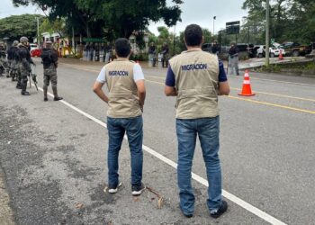 Personal de migración apoyo en los allanamientos en Chiquimula. /Foto: IGM