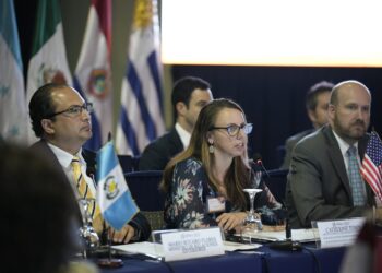 Canciller guatemalteco (izquierda), asesora del presidente de los Estados Unidos (al centro), embajador de los Estado Unidos en Guatemala (derecha). /Foto: Minex