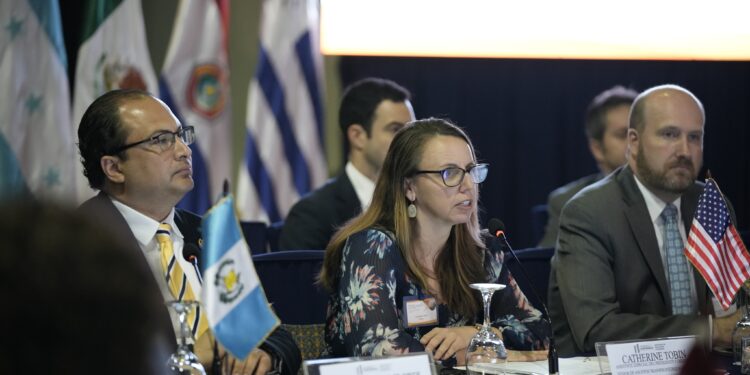 Canciller guatemalteco (izquierda), asesora del presidente de los Estados Unidos (al centro), embajador de los Estado Unidos en Guatemala (derecha). /Foto: Minex