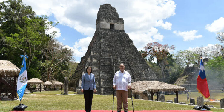 Presidenta de la República de China (Taiwán) visita parque nacional Tikal