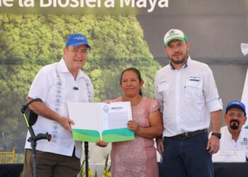 Entregan prórrogas de concesiones forestales para manejo integral de recursos en Petén