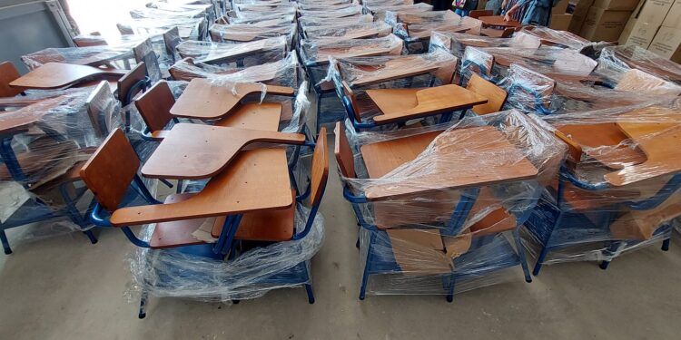 Mineduc continúa entrega de escritorios en Petén