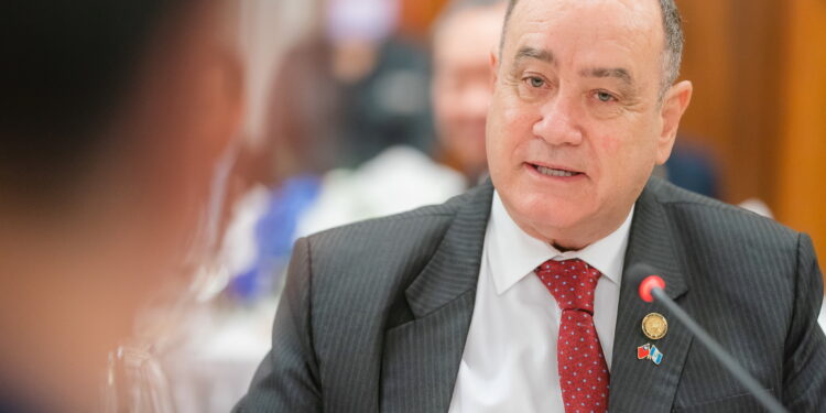 Presidente de Guatemala es recibido con honores en República de China (Taiwán)