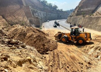 Cuerpo de Ingenieros del Ejército de Guatemala apoyan en despejar vía en Chimaltenango.