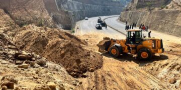 Cuerpo de Ingenieros del Ejército de Guatemala apoyan en despejar vía en Chimaltenango.