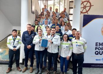 Entrega de una placa en conmemoración del “Día de la Protección Portuaria” al Centro de Formación de la Empresa Portuaria Quetzal (EPQ).