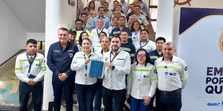 Entrega de una placa en conmemoración del “Día de la Protección Portuaria” al Centro de Formación de la Empresa Portuaria Quetzal (EPQ).