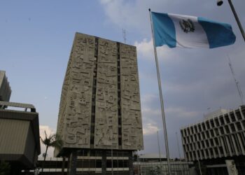 Fijan tasa de interés líder en 5 %