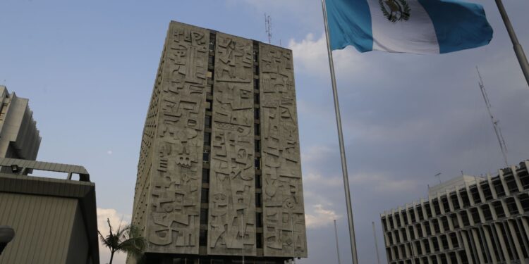 Fijan tasa de interés líder en 5 %