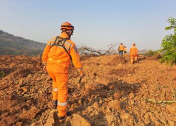 Soldados apoyan en el retiro de escombros en Casillas, Santa Rosa
