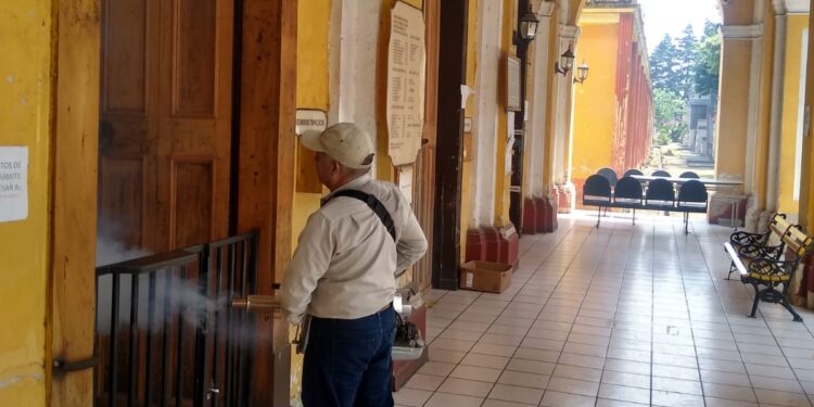 Fumigan cementerios para la eliminación de mosquitos causantes de diversas enfermedades. /Foto: MSPAS