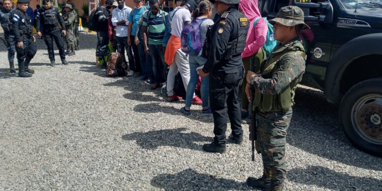 Ejército intercepta a 13 migrantes en Chiquimula