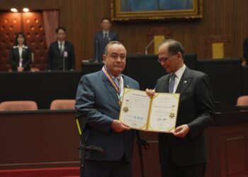 Entregan medalla honorífica a Presidente guatemalteco