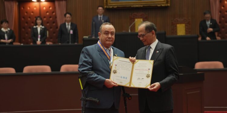 Entregan medalla honorífica a Presidente guatemalteco