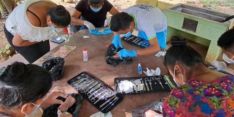 Estudiantes ponen en práctica sus conocimientos en enfermería. /Foto: MSPAS