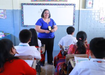 Una maestra imparte clases a sus estudiantes.