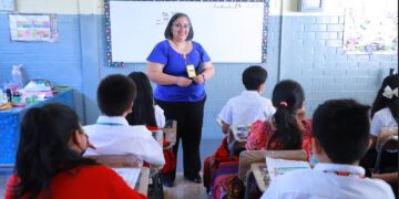Una maestra imparte clases a sus estudiantes.